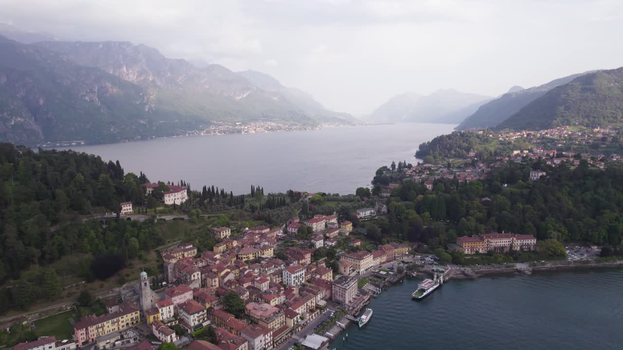 panorama del lago de como, las montañas y la ciudad de bellagio en lombardía, italia