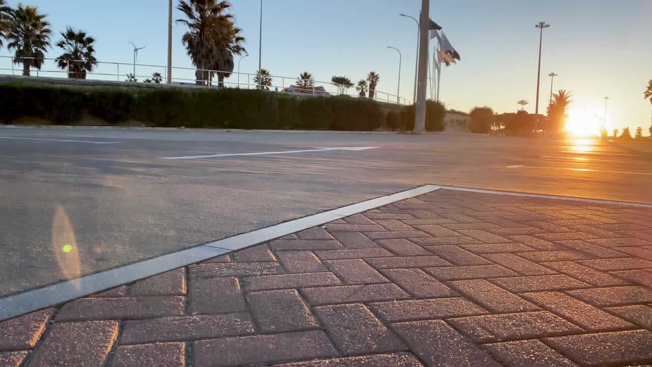 niño no reconocido hace ejercicio surf skate, estilo de vida deportivo al aire libre de la nueva normalidad, en el momento del brote de covid
