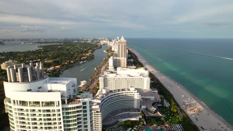 Langsame-Drohnen-Dolly-Aufnahme-Von-Miami-Beach,-Florida