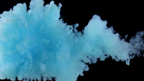 pintura azul en el agua