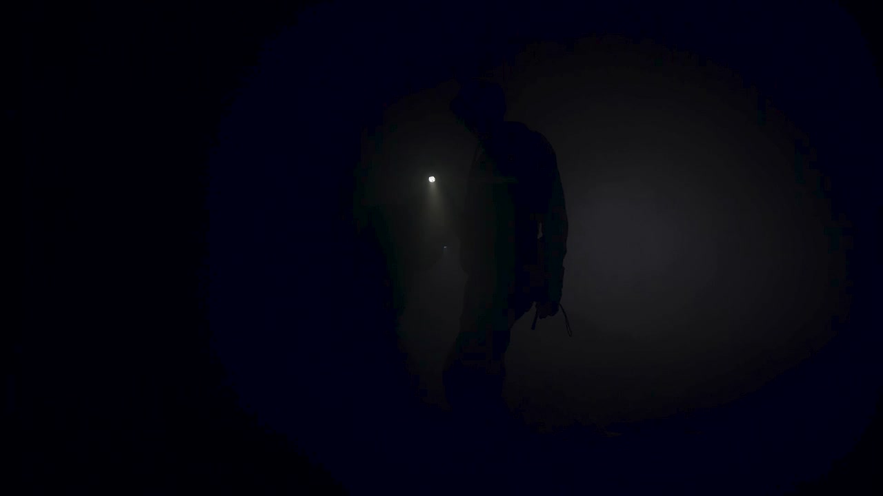 silueta de una persona en un entorno de niebla oscura
