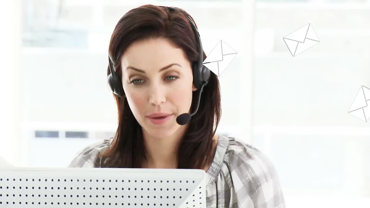 animación de iconos digitales sobre una mujer de negocios usando auriculares de teléfono