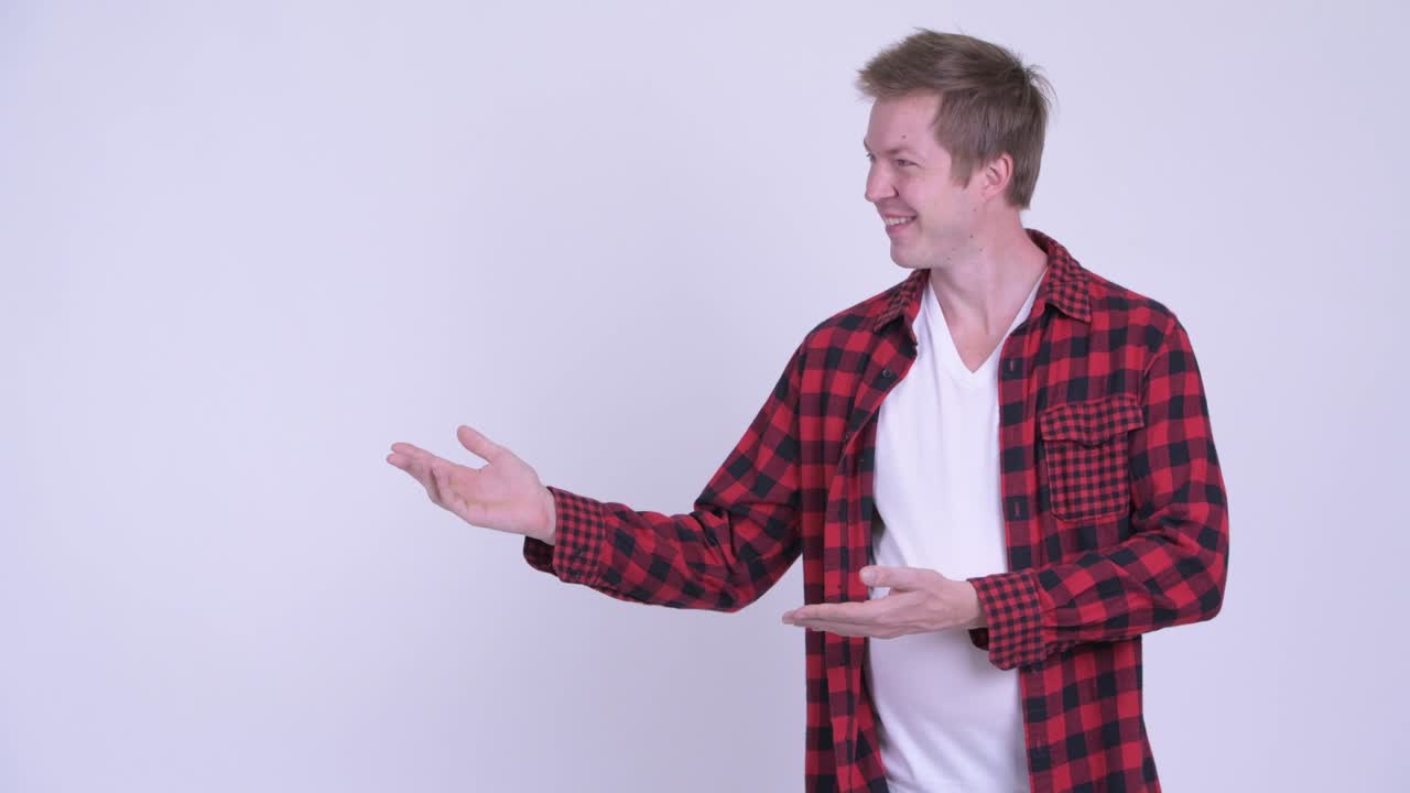 un joven hipster con una gran barriga.