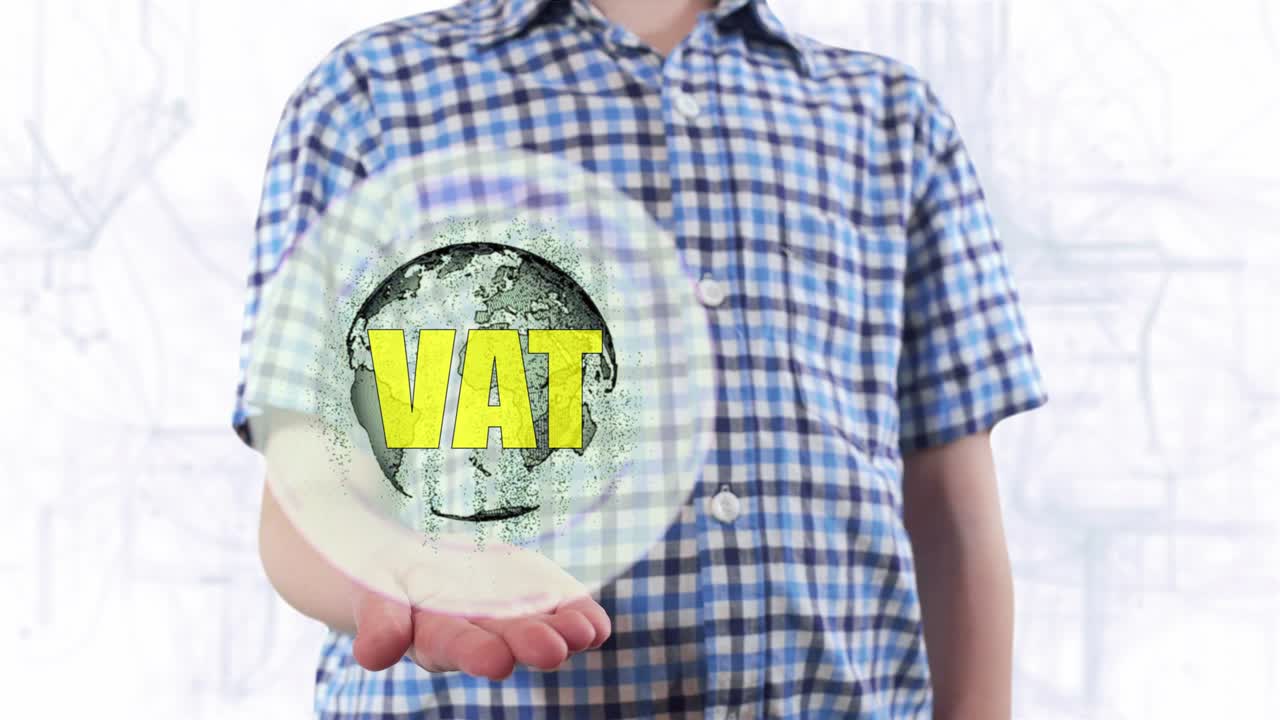 젊은이가 지구 행성의 홀로그램을 보여주고 문자 바트를 보여줍니다.