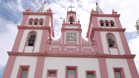 Fachada-De-La-Catedral-De-Angra-Do-Heroísmo-En-La-Tercera-Isla,-Archipiélago-De-Las-Azores-En-Portugal