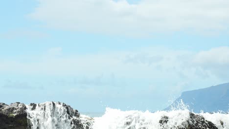 Meereswellen-Fließen-über-Die-Felsige-Küste-Auf-Teneriffa,-Blick-Aus-Dem-Niedrigen-Winkel