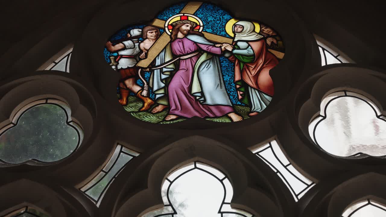 Detail vitráže v opatství. Detailní pohled na barevné náboženské okno a historickou architekturu