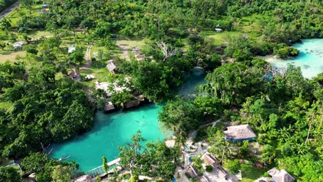 Luftdrohnenschwenk-Einer-Touristenattraktion,-Blaue-Lagune,-Tropischer-Urlaub,-Sehenswürdigkeiten,-Hafen,-Vila,-Vanuatu,-Efate,-Eton,-Pazifikinseln,-Reisetourismus,-4k