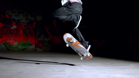 patinador haciendo un truco de 360 grados en la parte trasera