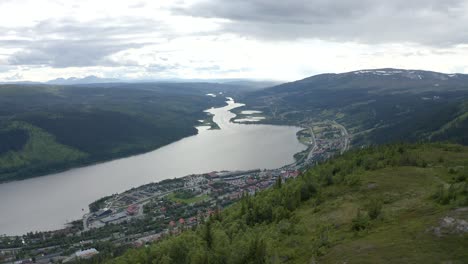 pequeña ciudad nórdica supervisada desde la cima de una montaña