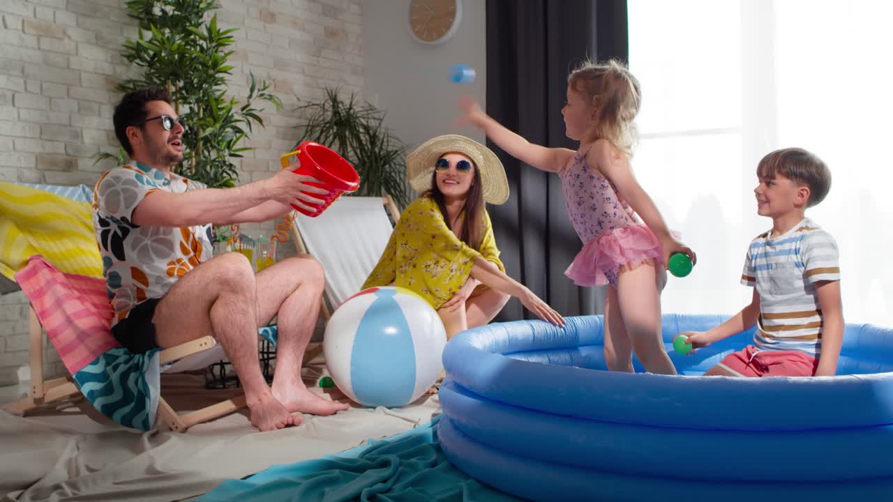 video de un padre genial animando a los niños durante las vacaciones en casa