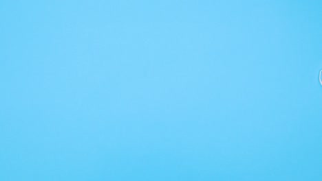 la prevención de la covid-19 aparece y desaparece del tema azul.