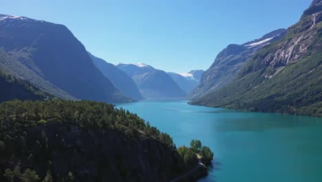 lago de agua dulce lovatnet con un entorno parecido a un cuento de hadas - agua de glaciar de color turquesa y majestuosas montañas - movimiento hacia adelante verano loen aéreo noruega