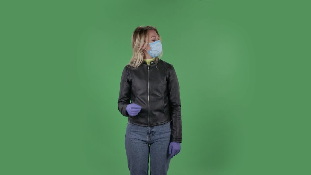 una mujer joven se quita la máscara. el final de la operación, la cuarentena, la epidemia. una sonrisa feliz. concepto de protección de la salud contra el virus corona