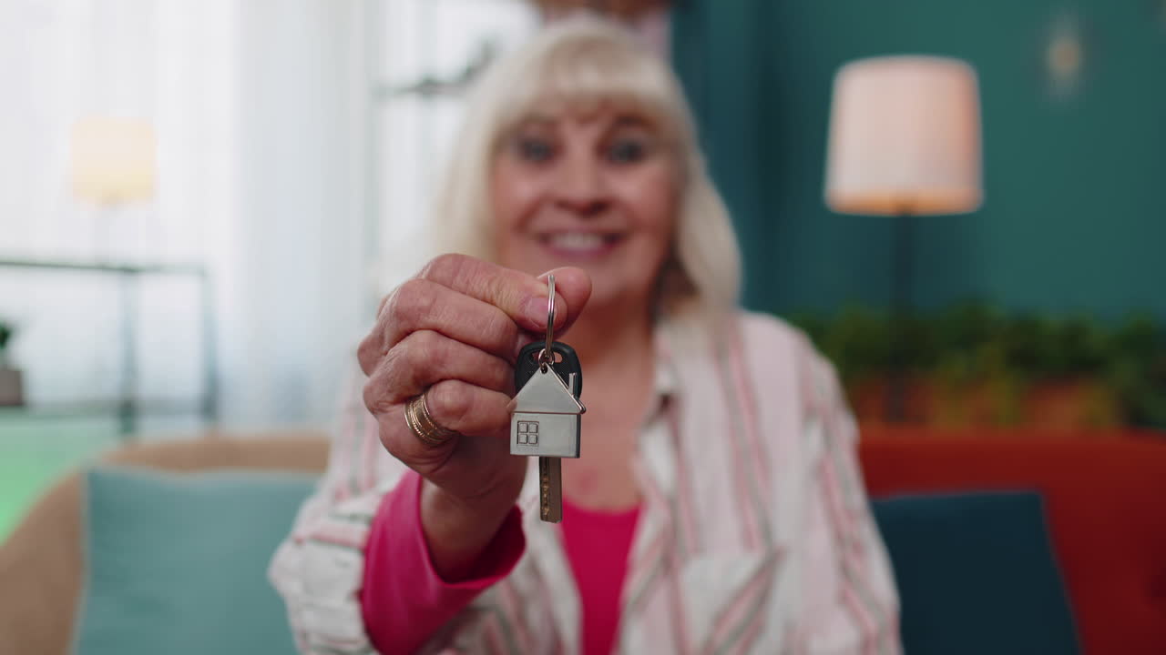 anciana cliente propietario tiene la llave de la nueva casa propietario de bienes raíces hacer venta alquiler compra