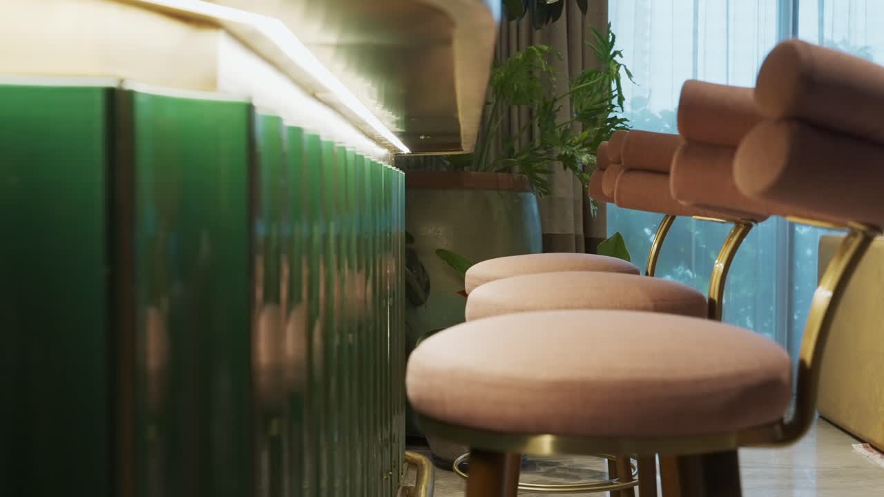 편안한 가면 바 의자 와 함께 라바 돌 바 카운터