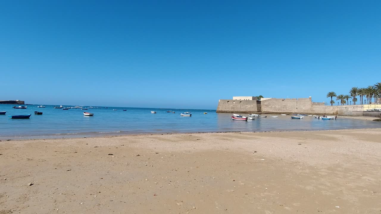 hermosa playa en cadiz, andalucia, españa con barcos en marea baja