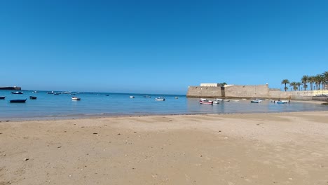 Hermosa-Playa-En-Cadiz,-Andalucia,-España-Con-Barcos-En-Marea-Baja