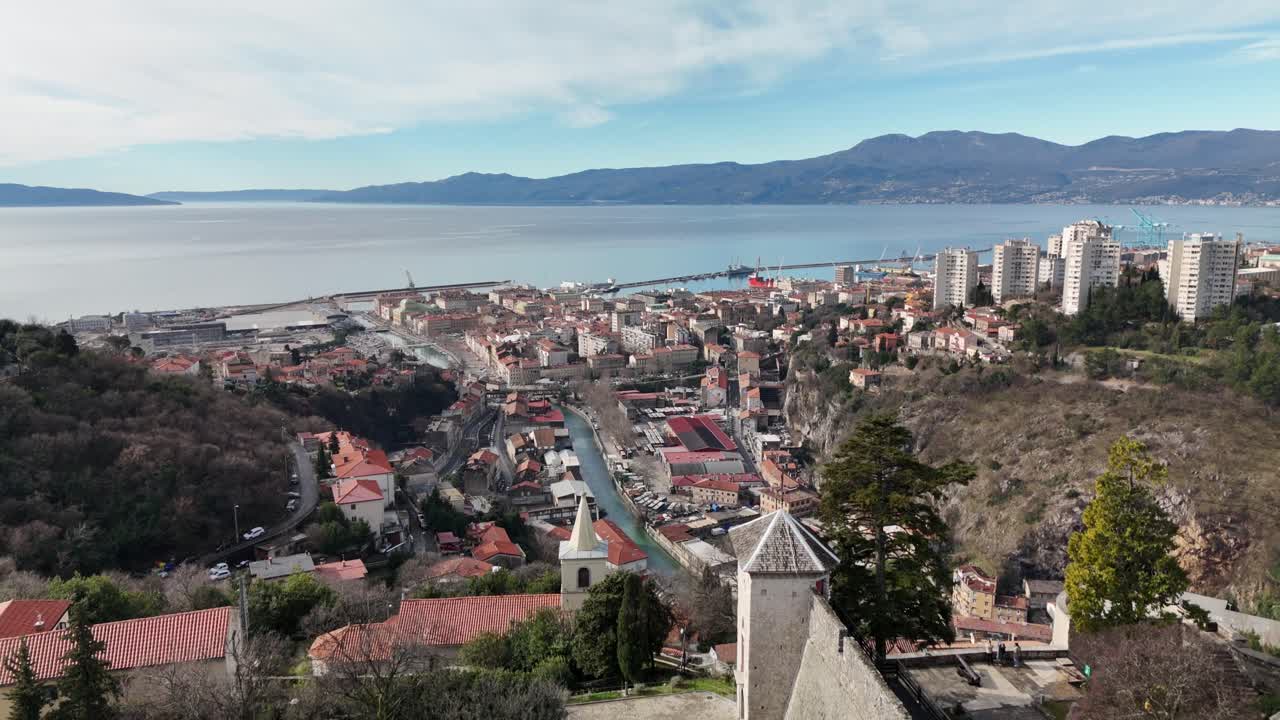 Vista aerea panoramica di una città costiera storica e del suo porto