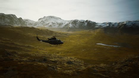 cámara lenta helicóptero de la época de la guerra de vietnam en las montañas