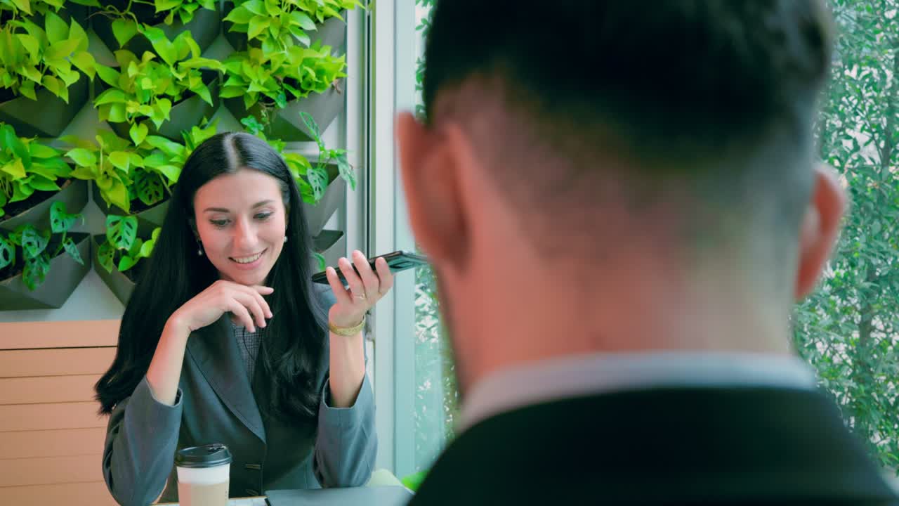 슈트를 입은 사업가 여성이 전화로 협상을 하고 있습니다.