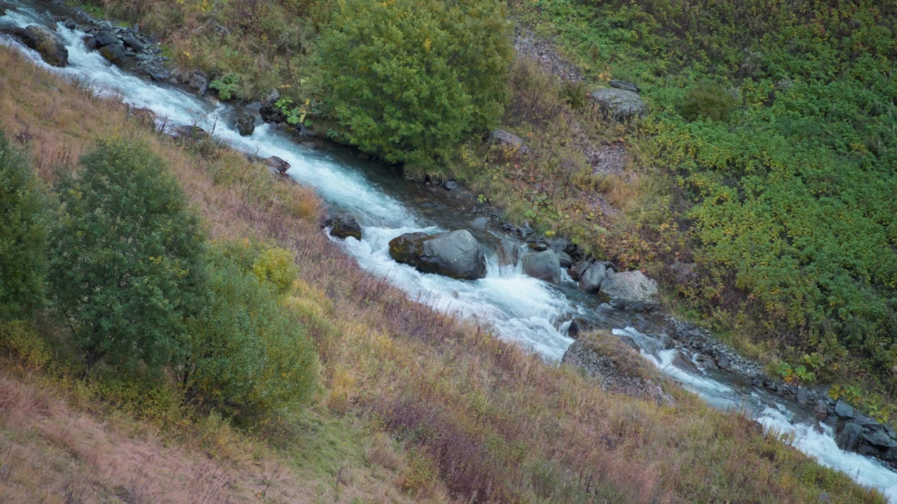 Corso d'acqua che scorre dolcemente