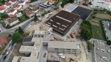 construcción de un nuevo edificio. trabajadores de la construcción en el techo