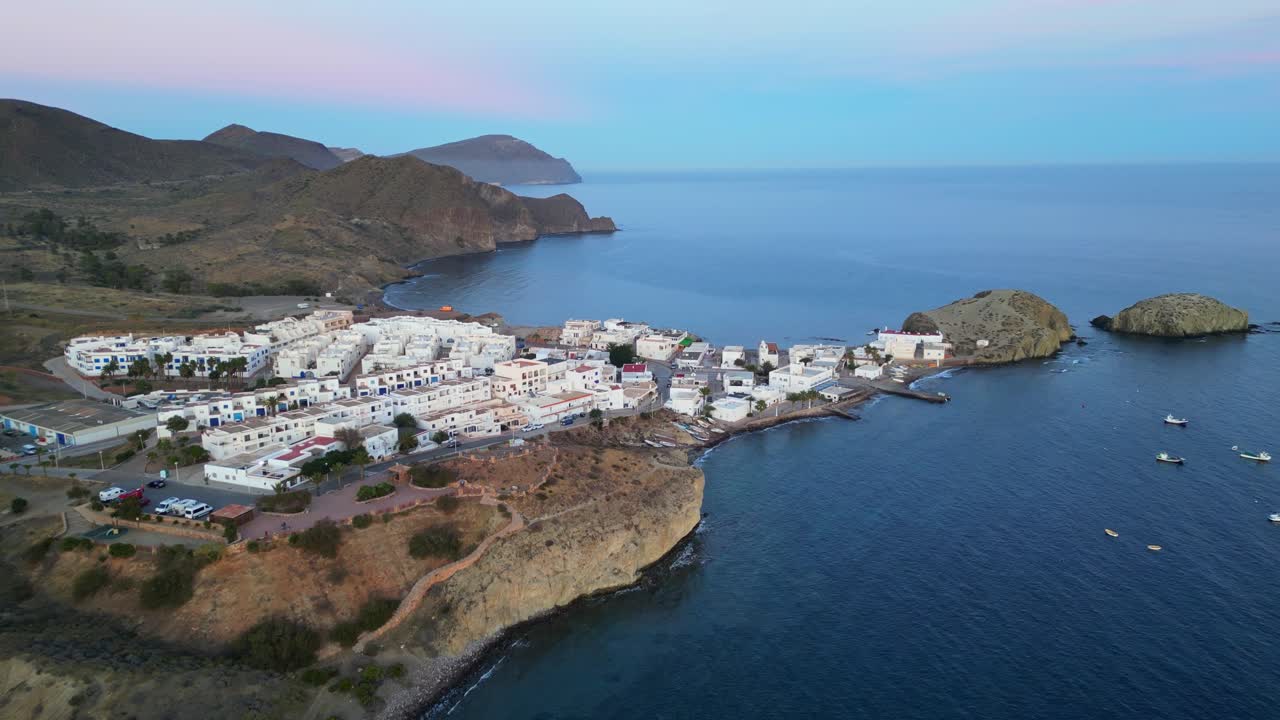 costa de cabo de gata durante el crepúsculo en isleta del moro, almería, andalucía, españa - antena 4k