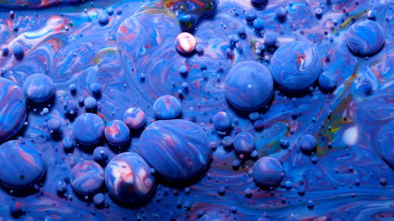 느린 움직임 밝은 색상 거품 오일 아름다운 페인트 우주 색 움직이는 다채로운 근접. 아크릴 페인트. 환상적인 최면 표면. 추상적인 다채로운 페인트 변형 구조 거품.