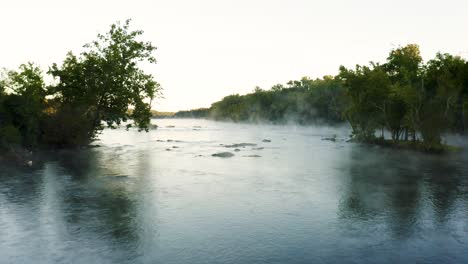 Friedlicher,-Nebliger,-Gewundener-Fluss-Im-Morgengrauen,-Luftaufnahme