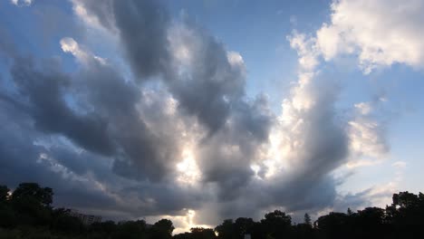 Wunderschöner-Sonnenuntergang-Mit-Sonnenstrahlen,-Die-Durch-Die-Wolken-Scheinen