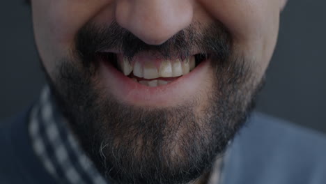 primer plano de un hombre sonriente con barba