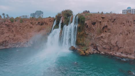 hermosa cascada en un entorno urbano