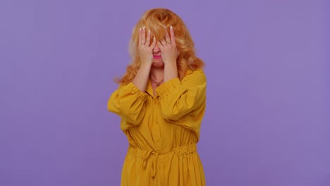 chica asustada temerosa, cubriendo las orejas, conociendo su propia fobia, evidencia evento de horror, gritando fuerte