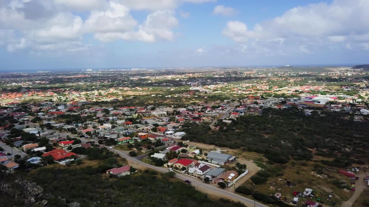 barrios residenciales al pie de la montaña hooiberg en la isla de aruba.