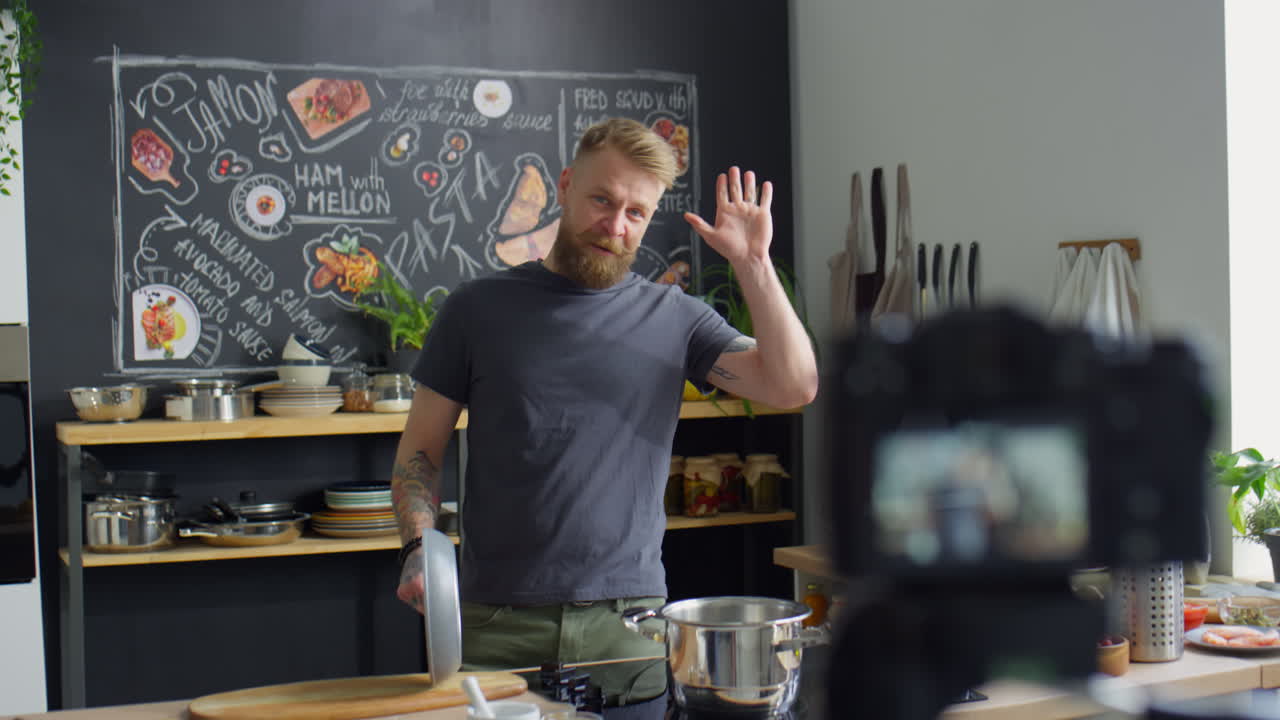 Food blogger che parla di una padella e filma un vlog con la telecamera