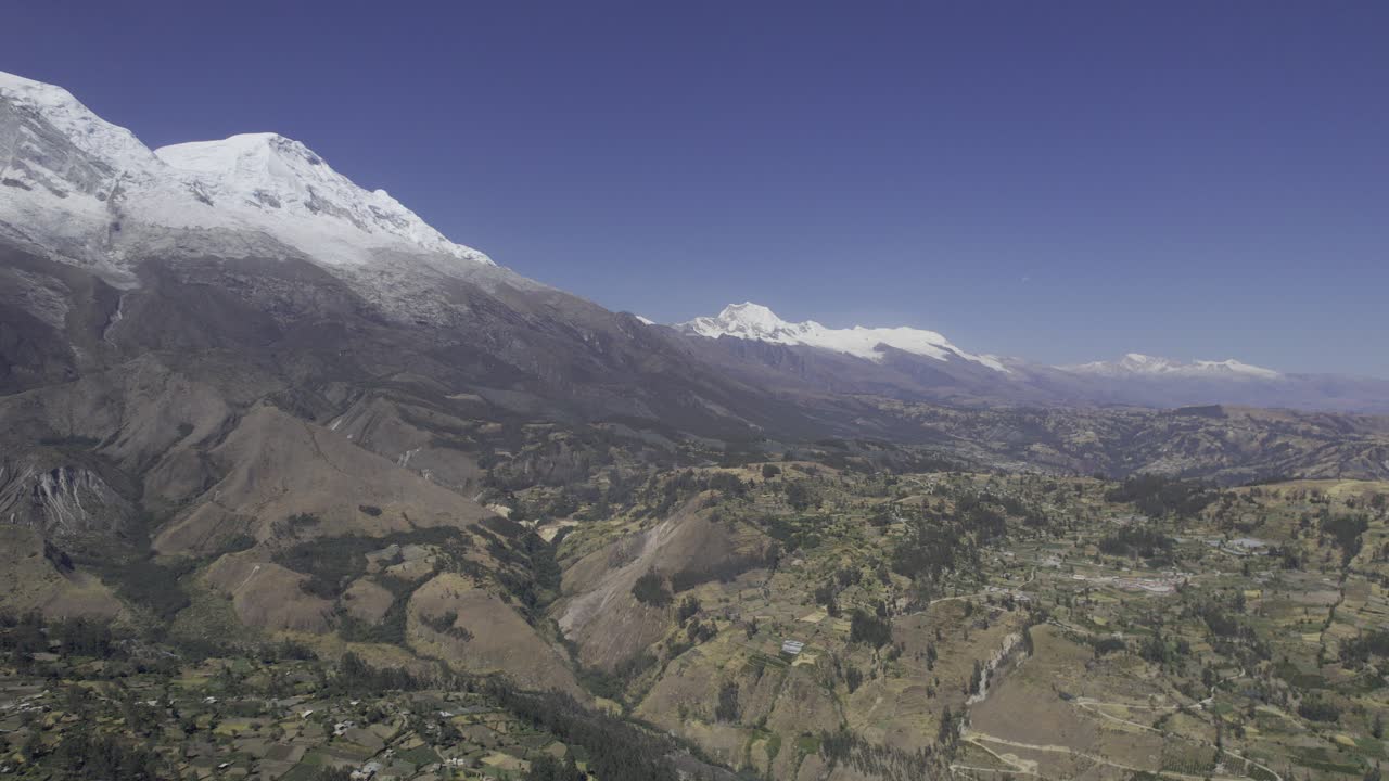 Vista aerea di maestose montagne e valli innevate nelle Ande