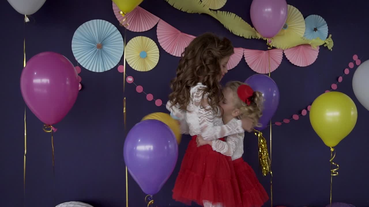 hermanas celebrando un cumpleaños