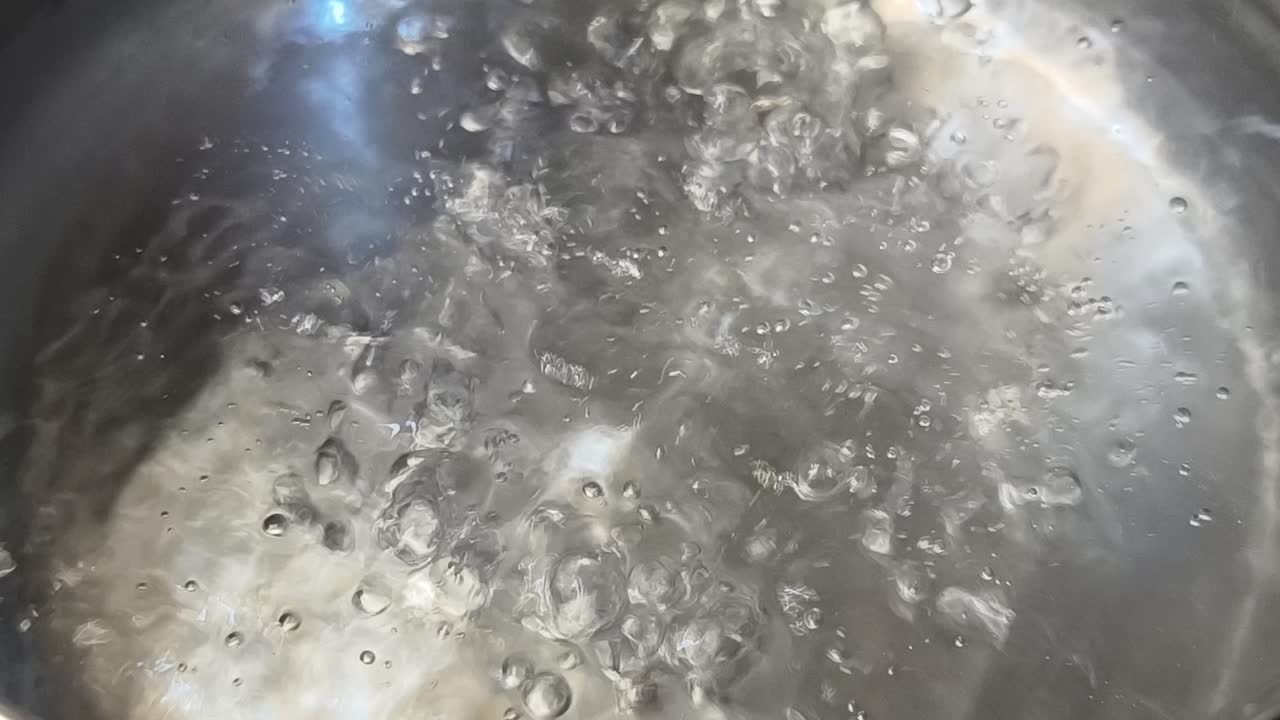 Acqua bollente in una pentola