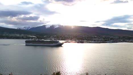 El-Crucero-Por-Islandia-Ofrece-Impresionantes-Vistas-De-Impresionantes-Paisajes-Naturales.