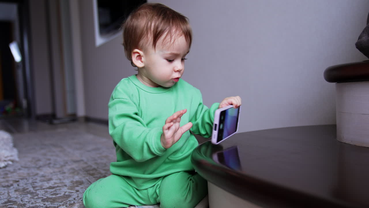 Bebé jugando con un teléfono