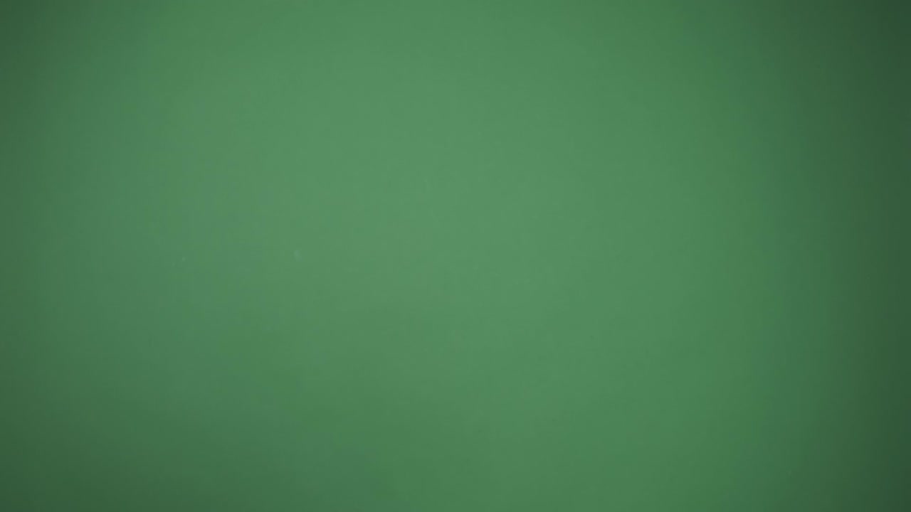 hombre invitando a venir a través de la pantalla verde