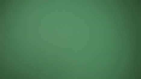 hombre invitando a venir a través de la pantalla verde