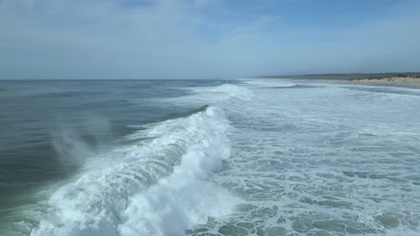 Volando-Sobre-El-Océano-Con-Olas-Rompientes-En-Nazare,-Portugal