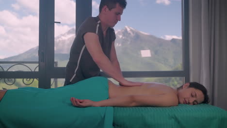sesión de masaje de spa con vista a la montaña