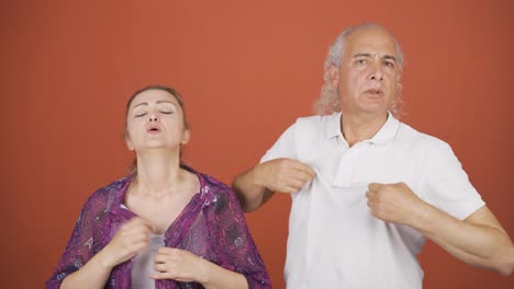 una pareja abrumada por la temperatura del aire.