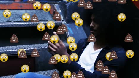 animación de emojis cayendo sobre el hombre usando un teléfono inteligente