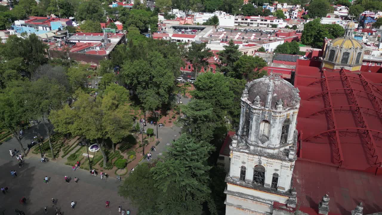 por encima de coyoacan, visita aérea de la histórica iglesia de san juan bautista en la ciudad de méxico
