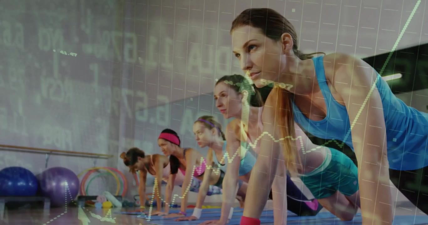 A la señal del instructor, un grupo de gimnasia realiza planchas y flexiones con una superposición de datos que monitoriza el rendimiento.
