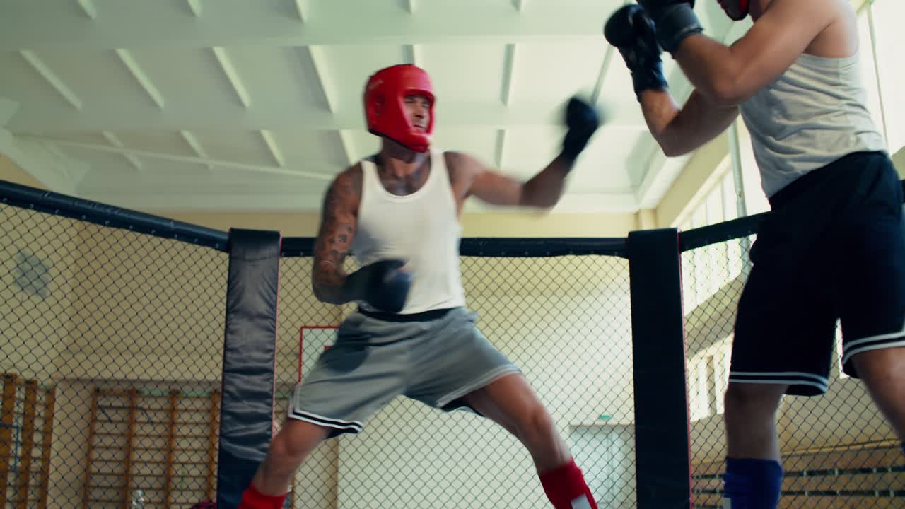 MMA-ottelijat treenaavat häkissä